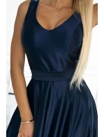 Tmavě modré dlouhé dámské saténové šaty s výstřihem a mašlí model 18976355 - numoco