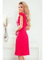 Dámské plisované šaty v malinové barvě s opaskem model 17996554 - numoco Dámské plisované šaty v malinové barvě s opaskem model 17996554 - numoco