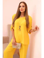 Dámska súprava s blúzkou s náhrdelníkom a širokými nohavicami žltá Dámska súprava s blúzkou s náhrdelníkom a širokými nohavicami žltá