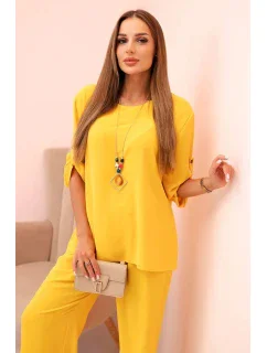 Dámska súprava s blúzkou s náhrdelníkom a širokými nohavicami žltá