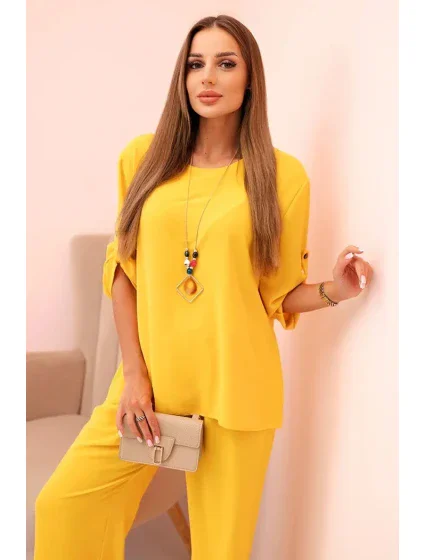Dámska súprava s blúzkou s náhrdelníkom a širokými nohavicami žltá Dámska súprava s blúzkou s náhrdelníkom a širokými nohavicami žltá