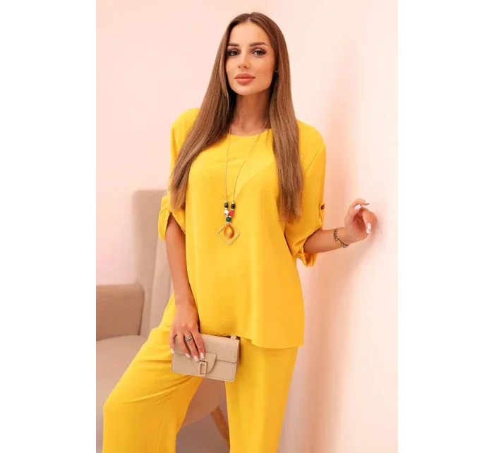 Dámska súprava s blúzkou s náhrdelníkom a širokými nohavicami žltá Dámska súprava s blúzkou s náhrdelníkom a širokými nohavicami žltá