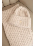 Súprava dámskeho klobúka a dlhého šálu z mäkkej priadze svetlej púdrovo ružovej farby Súprava dámskeho klobúka a dlhého šálu z mäkkej priadze svetlej púdrovo ružovej farby