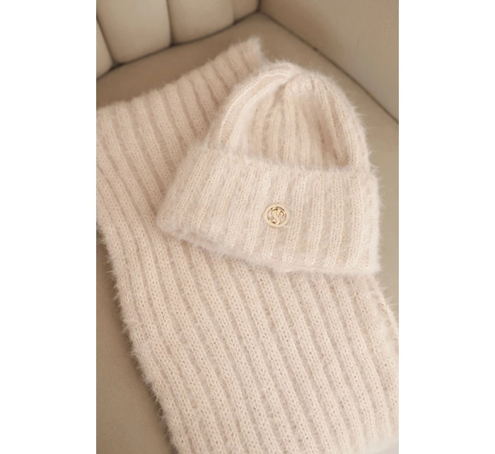 Súprava dámskeho klobúka a dlhého šálu z mäkkej priadze svetlej púdrovo ružovej farby Súprava dámskeho klobúka a dlhého šálu z mäkkej priadze svetlej púdrovo ružovej farby