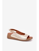 Dámské kožené sandály na klínu model 21701991 Zlaté - Maciejka