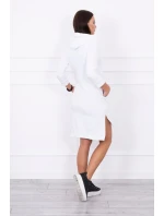 Šaty s dlhším chrbtom a farebnou potlačou bielej farby