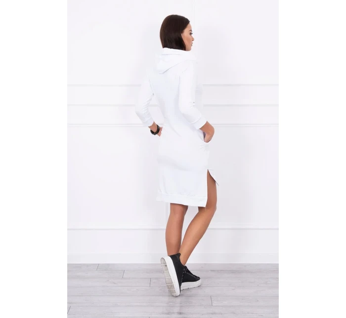 Šaty s dlhším chrbtom a farebnou potlačou bielej farby