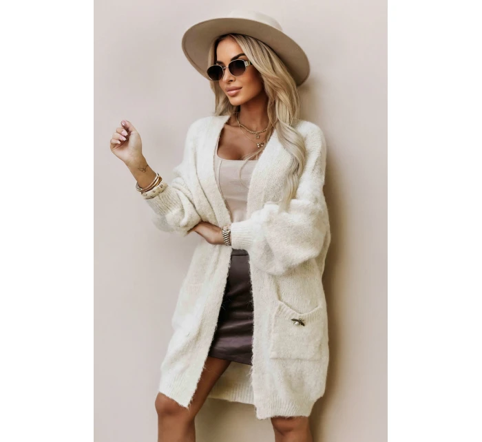 628-1 Módny oversize sveter s ozdobnou brošňou a praktickými vreckami - béžový 628-1 Módny oversize sveter s ozdobnou brošňou a praktickými vreckami - béžový