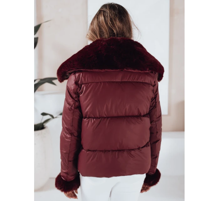 Dámská prošívaná krátká bunda s kožešinou vínová Dstreet model 21991228 - FashionStreet Dámská prošívaná krátká bunda s kožešinou vínová Dstreet model 21991228 - FashionStreet