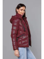 Dámska krátka zimná bunda v čerešňovej farbe (23066-7)