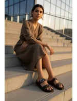 Dámské pantofle s zlatým sponou hnědé model 21898353 - Boto