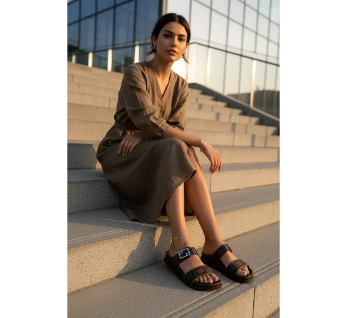 Dámské pantofle s zlatým sponou hnědé model 21898353 - Boto