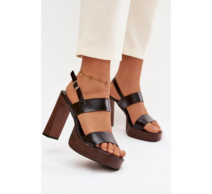 Sandále na podpätku model 226116 Vykročte štýlovo Sandále na podpätku model 226116 Vykročte štýlovo