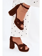 Dámské sandály na podpatku z imitace semiše čokoládové model 22107177 - Boto Dámské sandály na podpatku z imitace semiše čokoládové model 22107177 - Boto