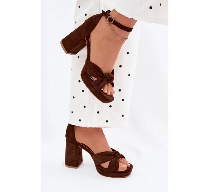 Dámské sandály na podpatku z imitace semiše čokoládové model 22107177 - Boto Dámské sandály na podpatku z imitace semiše čokoládové model 22107177 - Boto