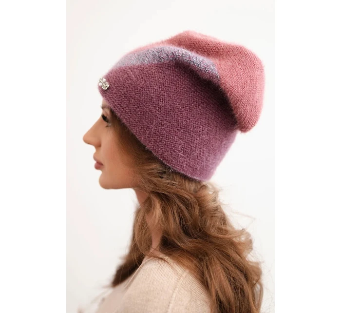 Dámska čiapka z modalu a viskózy s ozdobným gombíkom v ecru farbe Dámska čiapka z modalu a viskózy s ozdobným gombíkom v ecru farbe