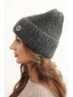Dámská zimní čepice z huňaté pleteniny a s model 21441820 knoflíkem grafitová - K-Fashion Dámská zimní čepice z huňaté pleteniny a s model 21441820 knoflíkem grafitová - K-Fashion