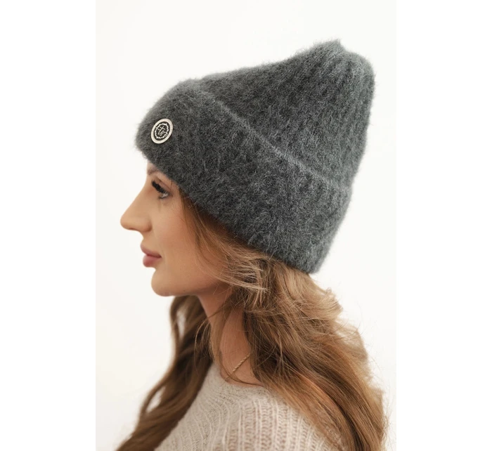 Dámská zimní čepice z huňaté pleteniny a s model 21441820 knoflíkem grafitová - K-Fashion Dámská zimní čepice z huňaté pleteniny a s model 21441820 knoflíkem grafitová - K-Fashion