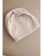 Dámská zimní čepice s vlnou a zdobením z béžová model 21783041 - K-Fashion Dámská zimní čepice s vlnou a zdobením z béžová model 21783041 - K-Fashion