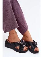 Kožené platformové pantofle s ozdobnou květinou Vinceza 41511 Černé