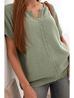 Dámska bavlnená blúzka oversize s výstrihom do V a khaki čipkou Dámska bavlnená blúzka oversize s výstrihom do V a khaki čipkou