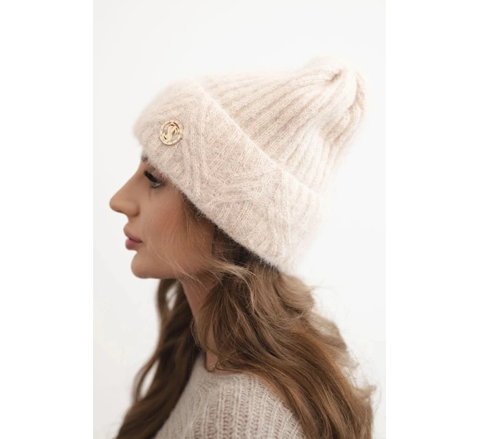 Dámska zimná čiapka z nadýchanej pleteniny a s elegantným gombíkom svetlej púdrovo ružovej farby Dámska zimná čiapka z nadýchanej pleteniny a s elegantným gombíkom svetlej púdrovo ružovej farby