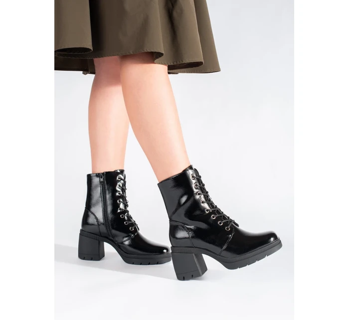 Moderní dámské kotníčkové boty černé na plochém podpatku Moderní dámské kotníčkové boty černé na plochém podpatku