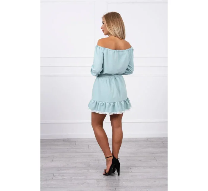 Šaty s odhalenými rameny a krajkou tmavě mátové barvy