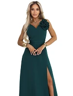 maxi šaty s květinou na a rozparkem lahvově zelené model 22108491 - numoco