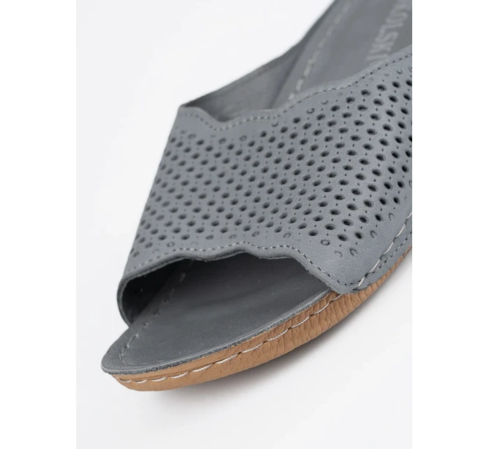 Luxusné dámske ponožky na plochom podpätku v šedej a striebornej farbe Luxusné dámske ponožky na plochom podpätku v šedej a striebornej farbe