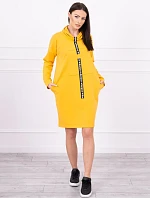 Horčicové šaty s kravatou