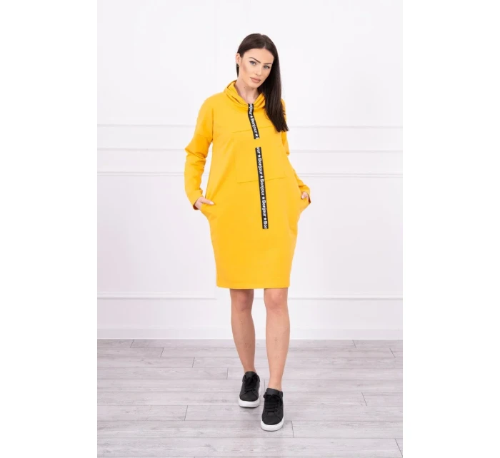 Horčicové šaty s kravatou
