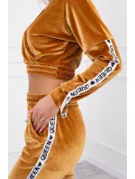 Velurová souprava s nápisem Queen camel