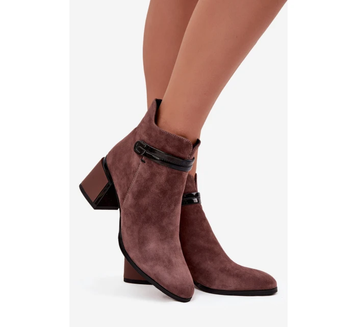 Semišové kožené dámské kotníkové boty na sloupku s ozdobným páskem zateplené model 21715538 Hnědé - D&A