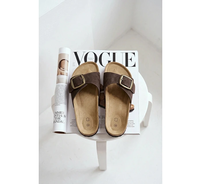 Kožené dámské pantofle s přezkou Čokoládové model 22107639 - Boto Kožené dámské pantofle s přezkou Čokoládové model 22107639 - Boto