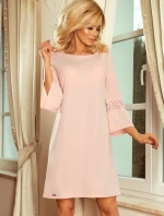 Dámske šaty v pastelovo ružovej farbe s čipkou na rukávoch model 5917659