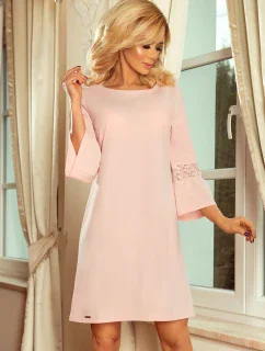 Dámské šaty v pastelově růžové barvě s krajkou na rukávech model 5917659 - numoco
