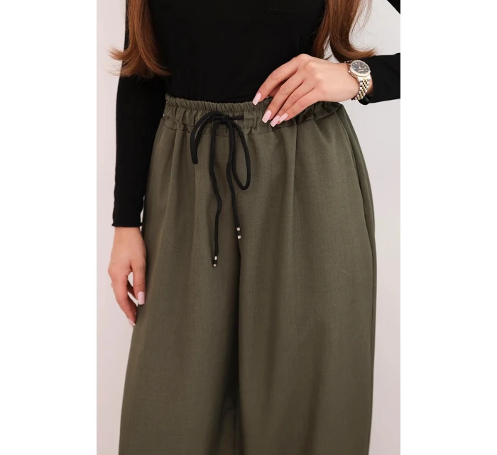 Dámske nohavice so širokými nohavicami a khaki viazaním v spodnej časti Dámske nohavice so širokými nohavicami a khaki viazaním v spodnej časti