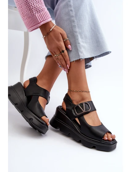 Dámské sandály na podrážce a platformě z ekokože černé model 21658356 - VINCEZA Dámské sandály na podrážce a platformě z ekokože černé model 21658356 - VINCEZA
