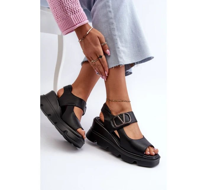 Dámské sandály na podrážce a platformě z ekokože černé model 21658356 - VINCEZA Dámské sandály na podrážce a platformě z ekokože černé model 21658356 - VINCEZA