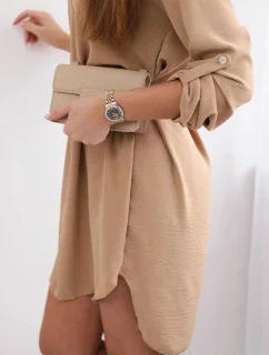 Šaty s dlhším chrbtom a pásom béžovej farby