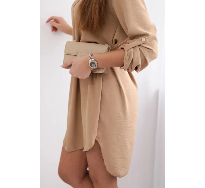 Šaty s dlhším chrbtom a pásom béžovej farby