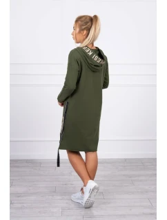 Šaty s kapucí a khaki potiskem