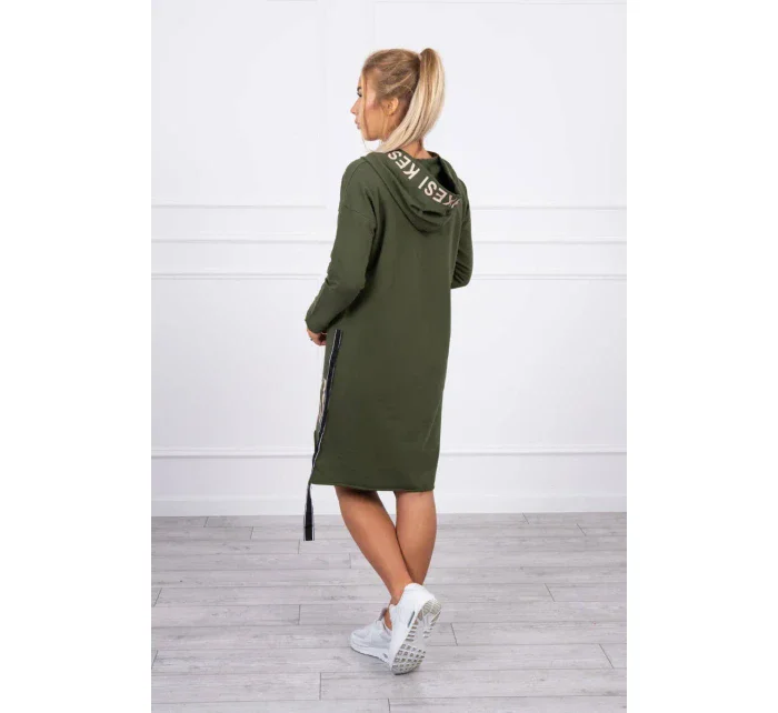 Šaty s kapucí a khaki potiskem