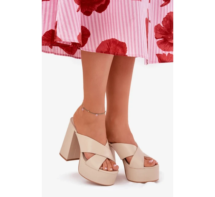 Dámské sandály na platformě s podpatkem Béžová Shoes model 21471948 - Inello Dámské sandály na platformě s podpatkem Béžová Shoes model 21471948 - Inello