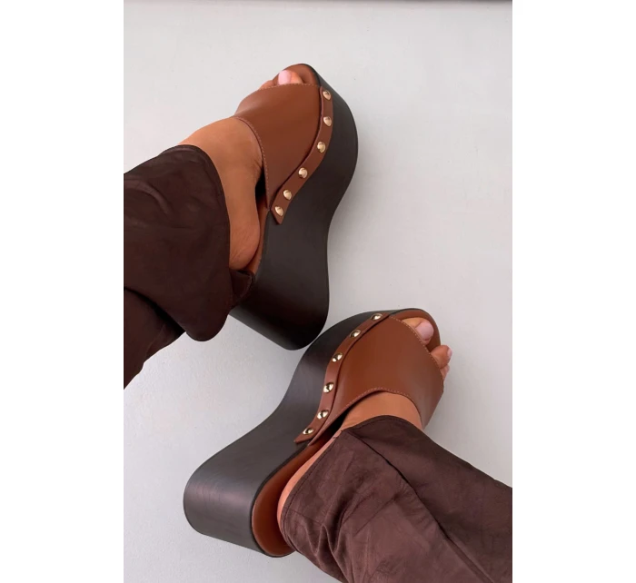 Dámské nazouváky na platformě s přezkami Camel Mareline Dámské nazouváky na platformě s přezkami Camel Mareline