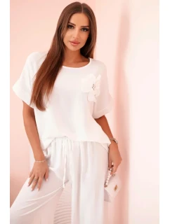 Dámsky viskózový komplet s ozdobným kvetom a širokými nohavicami - fuchsiovo biely