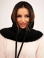 Dámska čiapka s kapucňou a pleteným vzorom čierna