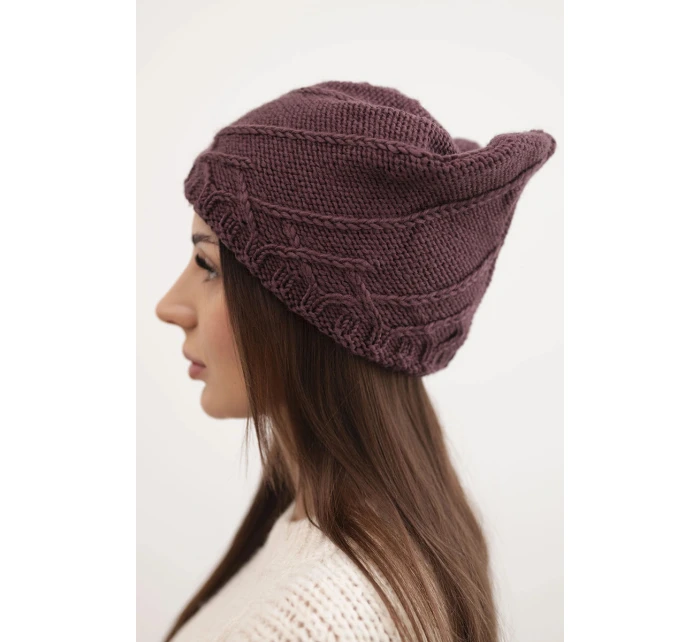 Dámská zimní čepice s ozdobným pletením a střihem tmavě fialová model 21878059 - K-Fashion