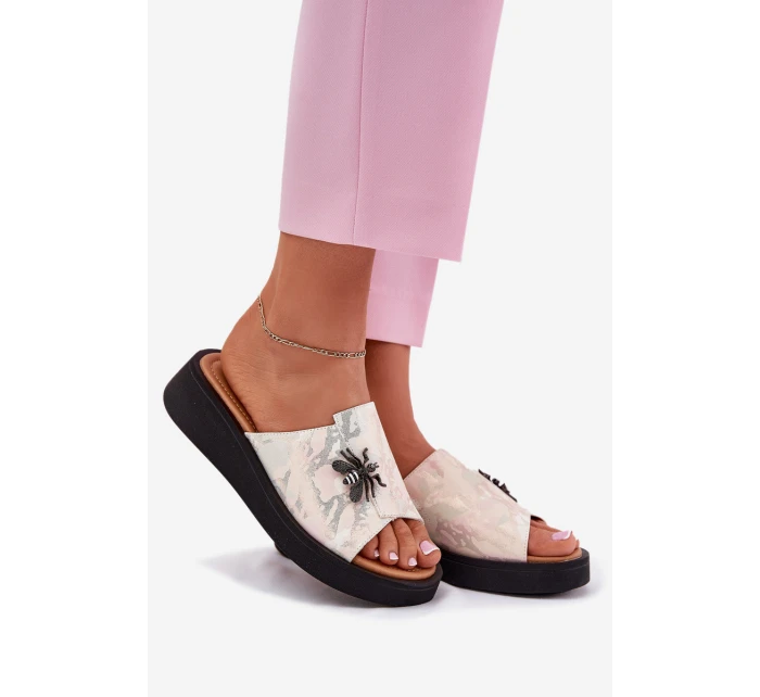 Dámské kožené pantofle s broží model 21695444 béžové - VINCEZA